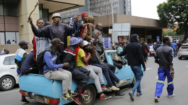 Qaar ka mid ah dibadbaxayaasha magaalada ayay ku wareegayaan, waxayna raadinayaan ajaaniib