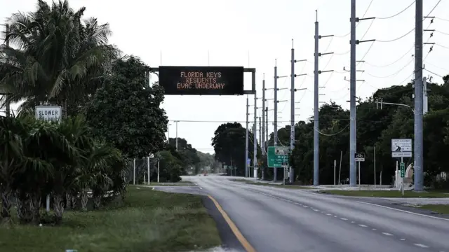 Calle desierta en Cayo Largo, Florida