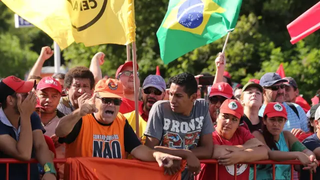 Movimentos sociais e apoiadoresLula se reúnemfrente a bloqueiosegurança nas proximidades do TRF-4