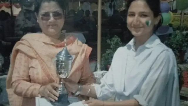 تطهیر وايي، ښوونځي او لوبو کې مخکښه وه، خو د جنجالي اسنادو له کبله یې پرمختګ نه دی کړی