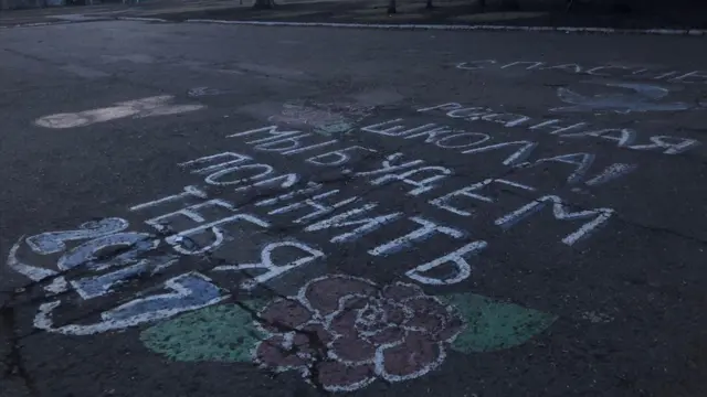 Надпись на асфальте у школы, где было соврешено нападение