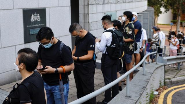 香港市民在英国总领事馆外排队等候入内签署吊唁册（9/9/2022）