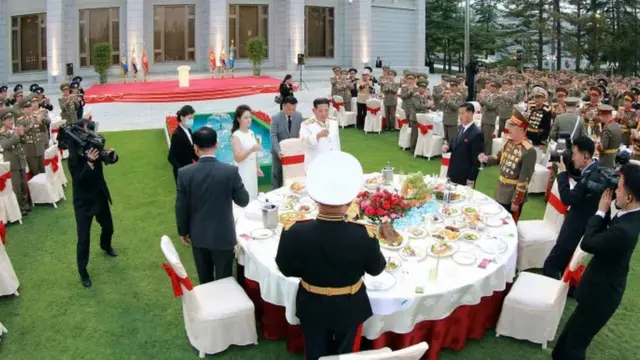 조선인민혁명군 창건 90주년 경축행사 참석한 김정은·리설주 부부