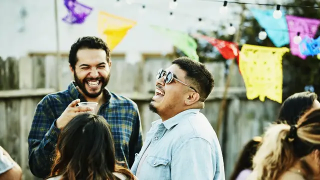 Duas pessoas rindojogos de azar como ganharfesta ao ar livre durante o dia