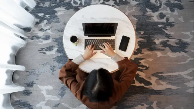 Una mujer en una computadora