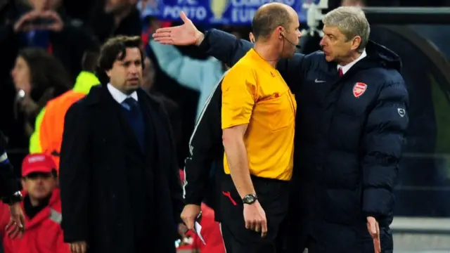 Akọnimọọgba ẹgbẹ agbabọọlu Arsenal, Arsene Wenger n fi ehonu han lori papa