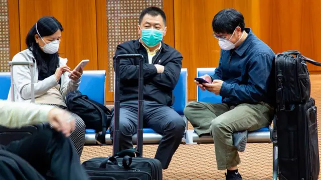 ሞባይላቸው ላይ ያተኮሩ ሰዎች