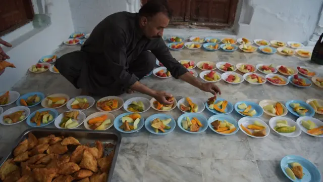 Wani mai raba abinci gabanin buda baki a wani masallaci da ke garin Rawalpindi na kasar Pakistan ranar Alhamis