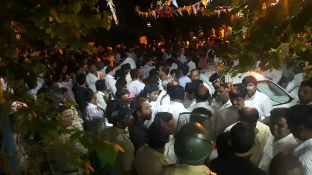 काकासाहेब शिंदेंच्या घराबाहेरची गर्दी