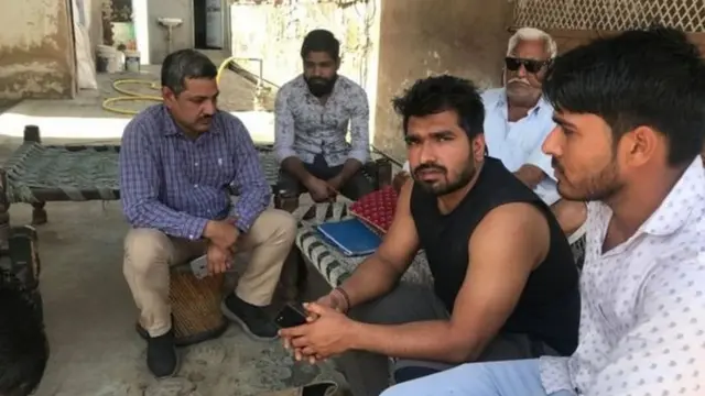 ગામના સ્થાનિક લોકો