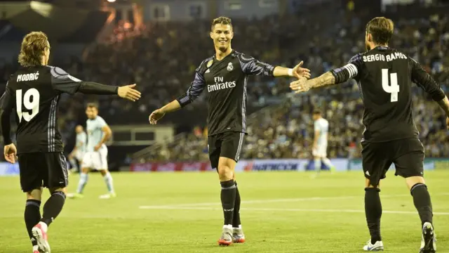 صورة تظهر أفراد من فريق ريال مدريد يحتفلون بفوزهم