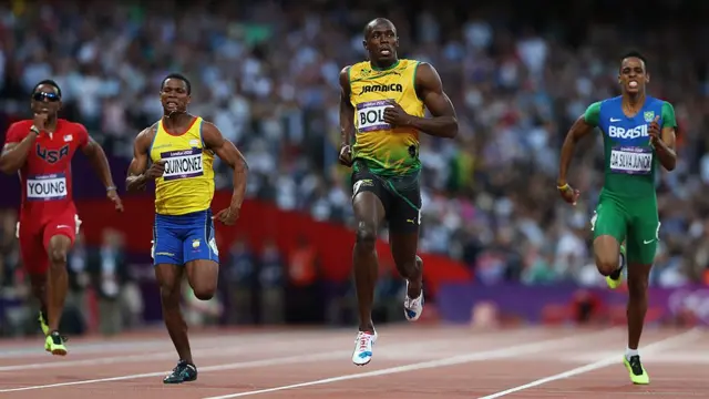 Quiñónez corriendo durante la semifinal de los 200 metros planos en Londres 2012.