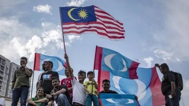 Syed Saddiq banyak menggunakan media sosial seperti Instagram, Facebook dan Twitter untuk mendekati pemilih muda.