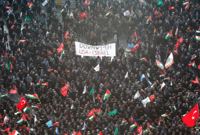 ผู้ประท้วงหลายพันคนรวมตัวกันที่นครอิสตันบูลของตุรกี เพื่อต่อต้านการรับรองนครเยรูซาเลมเป็นเมืองหลวงอิสราเอล