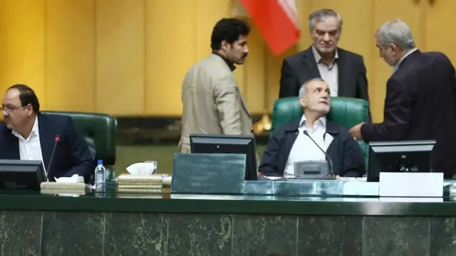 در ابتدای جلسه علی لاریجانی ریاست مجلس را بر عهده داشت اما پس از خروج او، مسعود پزشکیان نائب رئیس، اداره مجلس را به دست گرفت