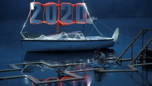 Ọkunrin kan n wẹ ninu odo adagun kan.