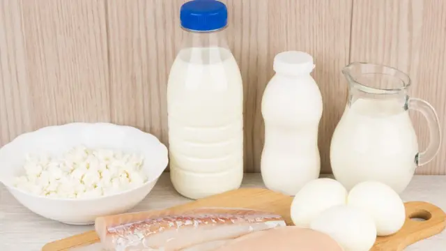 Algunos alimentos ricos en yodo son la leche y el pescado.