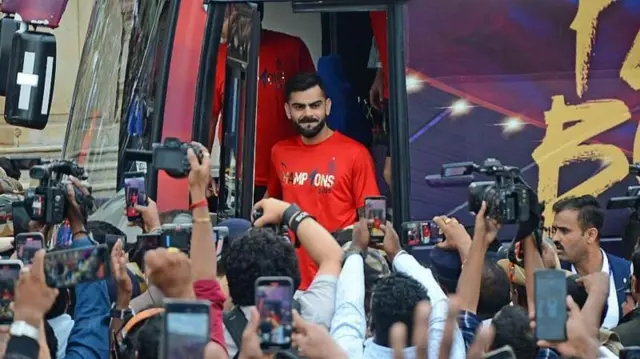 विराट कोहलीको तस्बिर र भिडिओ खिच्दै एक हुल मानिसहरू