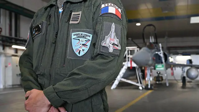 Na zdjęciu widać fragment kombinezonu pilota eskadry myśliwskiej Cigognes w bazie 116 Francuskich Sił Powietrznych w Luxeuil-les-Bains, w północno-wschodniej Francji, 27 maja 2025 roku. W odpowiedzi na rosnące obawy dotyczące bezpieczeństwa w Europie, Francja rozpoczęła wartą 1,7 miliarda dolarów modernizację bazy lotniczej, aby umożliwić jej obsługę bombowców uzbrojonych w broń jądrową.