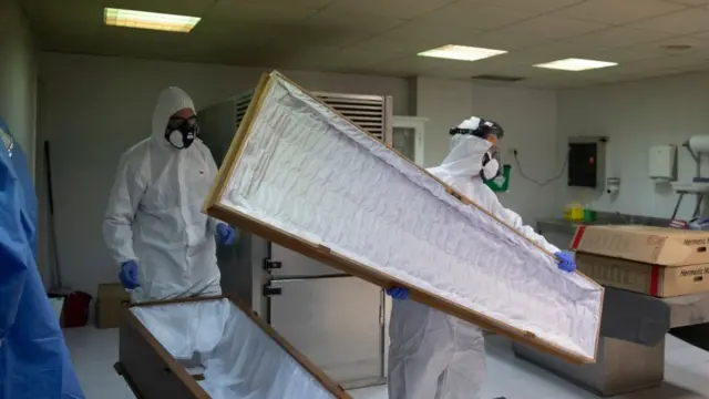Preparación de ataúdes para víctimas del coronavirus en España