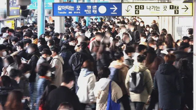 3일 오전 서울 신도림역 출근길 발걸음을 재촉하는 시민들