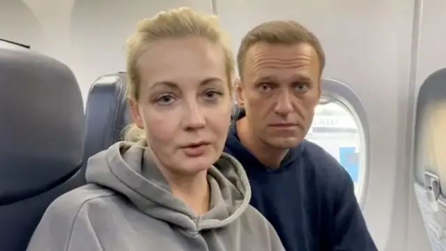 супруги Навальные в самолете
