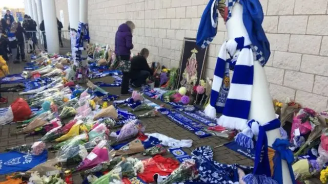 Bamwe mu bafana ba Leicester bakomeje kugenda bashyira indabo ku kibuga King Power cy'iyi kipe