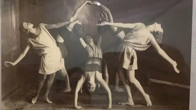 Na slici je njena plesna grupa i Maga Magazinović u sredini