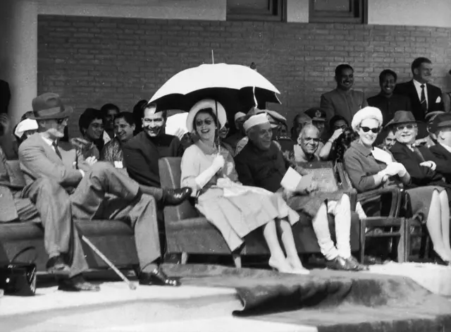 ১৯৬১র প্রথম ভারত সফরে প্রধানমন্ত্রী জওহরলাল নেহরুর সঙ্গে রানি দ্বিতীয় এলিজাবেথ