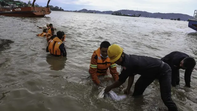 မန္တလေးမြို့မှာတော့ ဧရာ၀တီမြစ်ကမ်း တစ်လျှောက်တွင် သဲအိတ်များအဆင်သင့်ပြင့်ထား