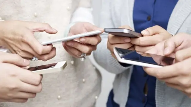 Jóvenes con celulares en las manos