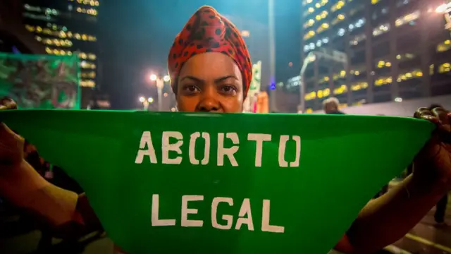 Mulher com cartaz que defende aborto legalcomo fazer apostas on lineprotestocomo fazer apostas on lineSao Paulo,como fazer apostas on line2018