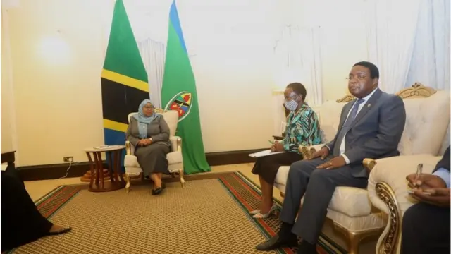 Samia Suluhu Hassan akiwa na Waziri wa Mambo ya Nje na Ushirikiano wa Afrika Mashariki Balozi Liberata Mulamula na Katibu Mkuu Kiongozi Balozi Hussein Athman Kattanga