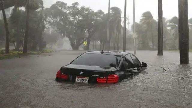 Carro parcialmente submersoregras do cassinoMiami