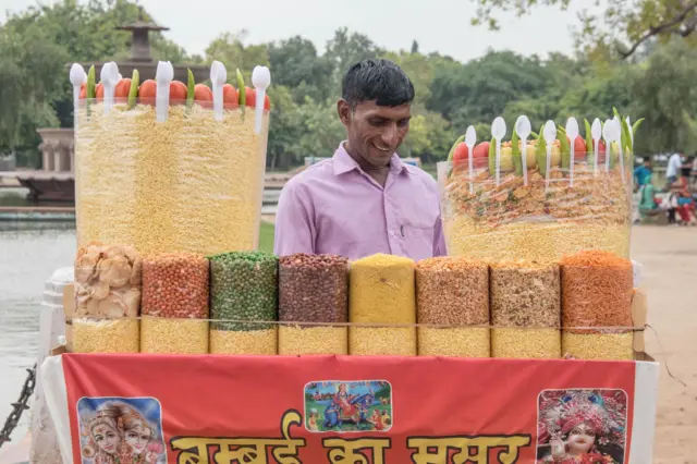 รถเข็นขายถั่วหลากชนิด หลายสีสัน หาพบได้ตามสถานที่ท่องเที่ยวต่างๆของนิวเดลี