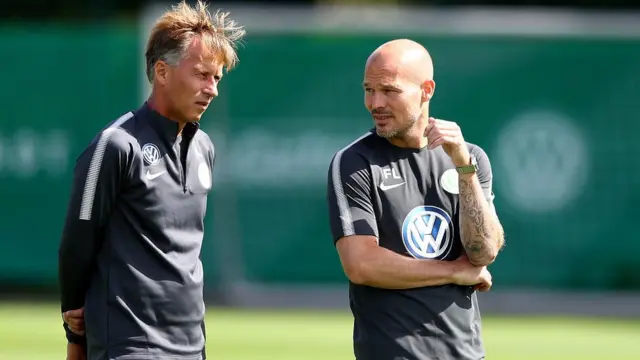 ولفسبورگ با هدایت آندریاس یونکر که لیونبرگ را به عنوان دستیار در کنار داشت، توانست در دو بازی رفت و برگشت دو بر صفر اینتراخت برانشوایگ را در پلی‌آف بوندس لیگا شکست دهد و در این لیگ بماند