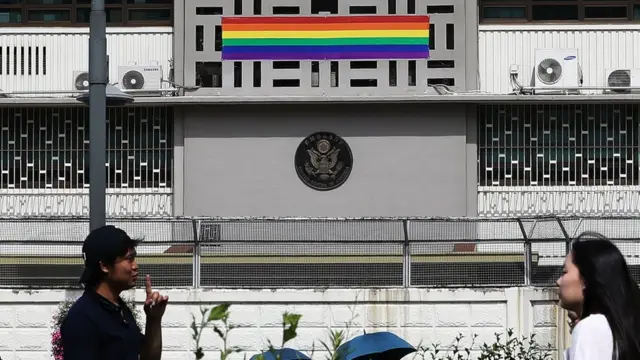 2018년 퀴어문화축제를 앞두고 서울 주한미국대사관에 성소수자(LGBTI)를 상징하는 무지개 현수막이 걸려 있다