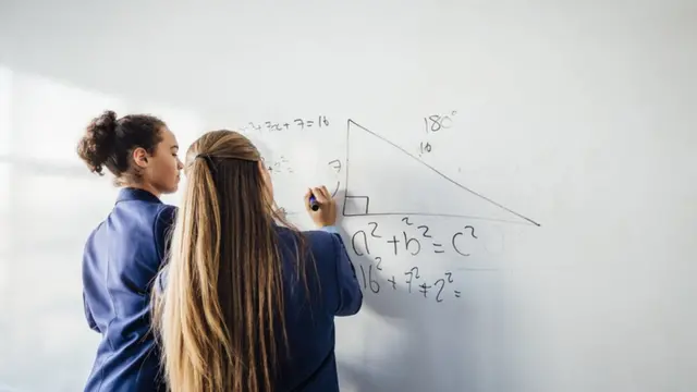 Meninas resolvendo problema matemático