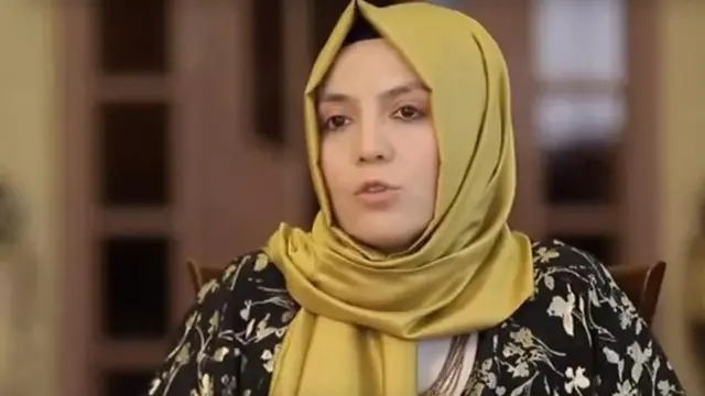 Hanım Büşra Erdal'ın konuşurken çekilen fotoğrafı.