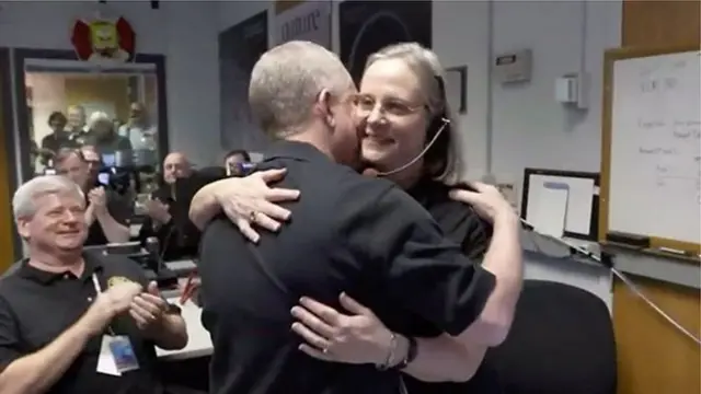 Голову місії Еліс Боуман обіймає колега