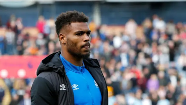 Steve Mounié est un footballeur international béninois évoluant au poste d'attaquant à Huddersfield Town au Royaume-Uni
