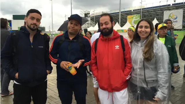 Ricardo e Mariana Massini (à dir.), ficaram o dia inteiro sem assistir a nenhuma partida