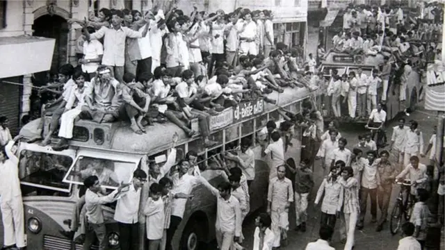 નવનિર્માણ આંદોલન દરમિયાન અમદાવાદના કોટ વિસ્તારમાં રસ્તા રોકો અને બસ રોકો ઝુંબેશ