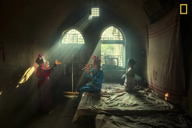 মানুষ শাখায় প্রথম পুরস্কার পাওয়া ছবি এটি। চীনের লিচেঙ কাউন্ডিতে একটি অপেরা অনুষ্ঠানের আগে প্রস্তুতি নিচ্ছেন শিল্পীরা।