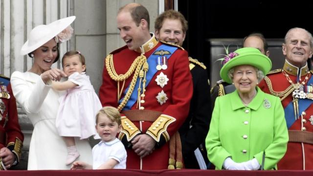 A familia real britanica reunida - Kate Middleton, príncipe William, os filhos George e Charlotte, o príncipe Harry e a rainha Elizabeth II
