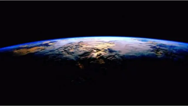 মহাকাশযানের জানালা দিয়ে পৃথিবীর ছবি