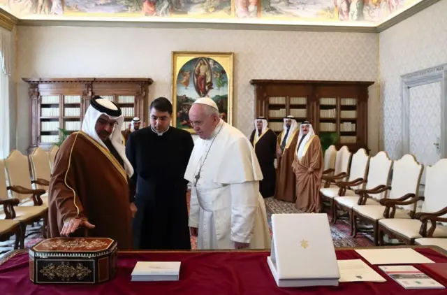 لقاء بين البابا فرنسيس وملك البحرين حمد بن خليفة في فبراير/ شباط 2020 في الفاتيكان