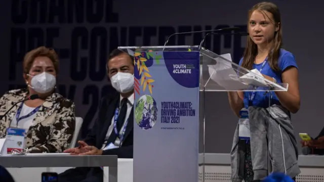 O jovem Greta Thunberg falacomo jogar escanteios no sportingbetum palco