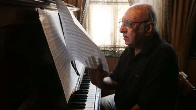 સિલ્ક સાડીની જાહેરખબર માટે તેમણે પહેલી વાર સંગીત કમ્પોઝ કર્યું હતું