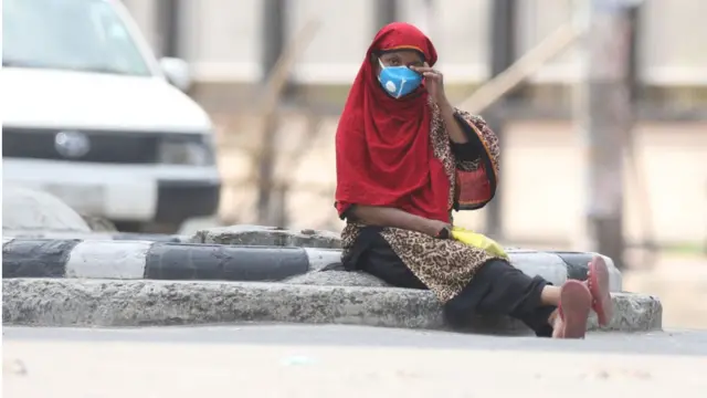 কাজ হারানো অনেক মানুষকে সাহায্যের জন্য রাস্তায় নামতে দেখা যায়।